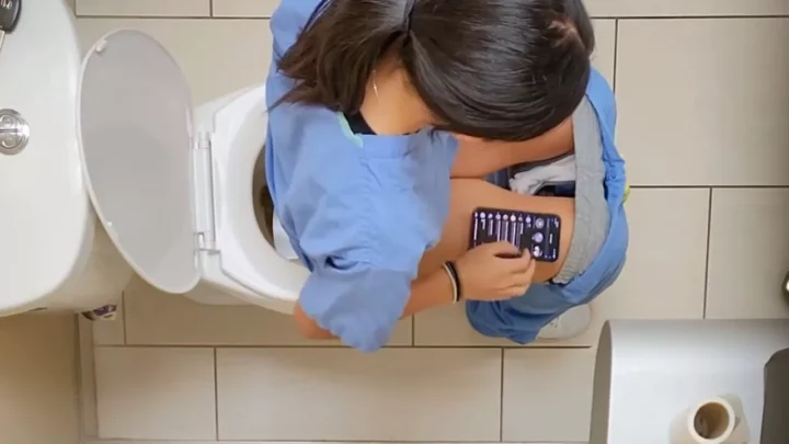 米国公衆トイレで白衣の天使が魅せる衝撃の隠し撮り のスクリーンショット 2