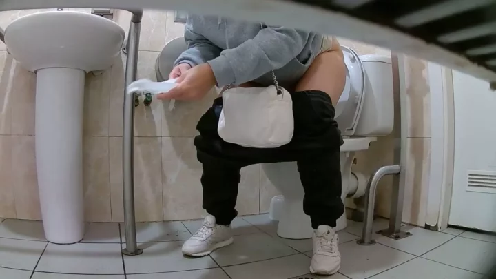 米国公衆トイレで白衣の天使が魅せる衝撃の隠し撮り のスクリーンショット 10