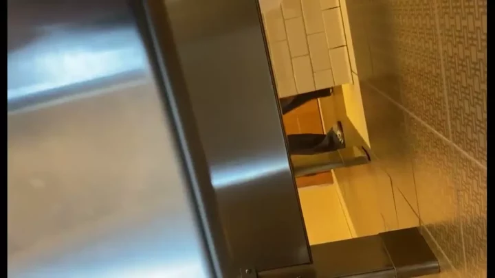 米国公衆トイレで白衣の天使が魅せる衝撃の隠し撮り のスクリーンショット 14