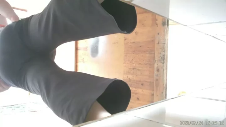 中国のトイレで盗撮！美女たちのハプニングを覗き見 のスクリーンショット 2