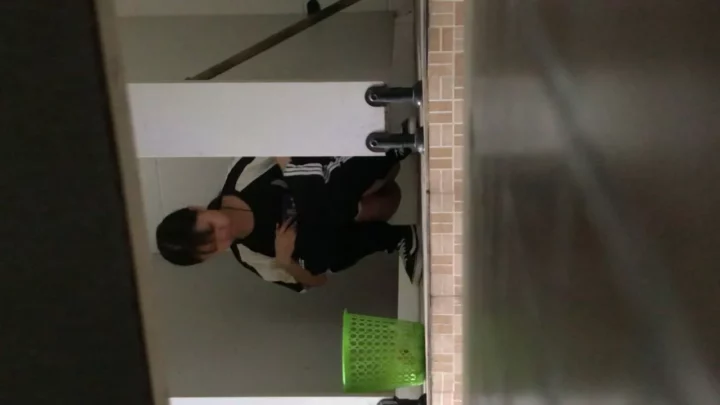 中国のトイレで盗撮！美女たちのハプニングを覗き見 のスクリーンショット 6
