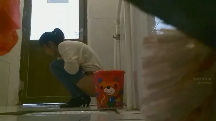 中国のトイレで盗撮！美女たちのハプニングを覗き見 のスクリーンショット 10