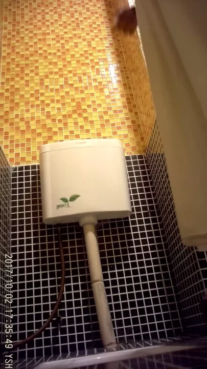 隠し撮り！バーのトイレで密室の秘め事を覗き見 のスクリーンショット 2