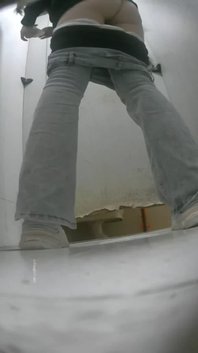 女子大の秘密トイレ盗撮！まさかの展開に絶句 のスクリーンショット 2