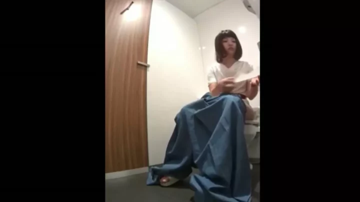 【盗撮】清楚な彼女が満面の笑顔でピース練習！ のスクリーンショット 2
