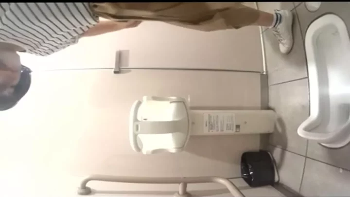 可愛い子たちのプライベートを激撮！密着トイレ盗撮 のスクリーンショット 3