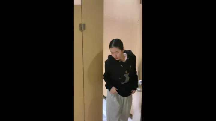 【盗撮】中国の公共トイレで隠しカメラが捉えた衝撃の瞬間
