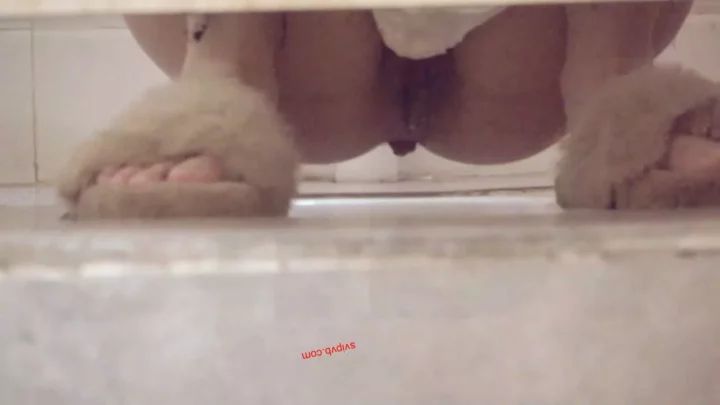 大胆不敵！中国の女子トイレ盗撮、ハプニング映像 のスクリーンショット 3
