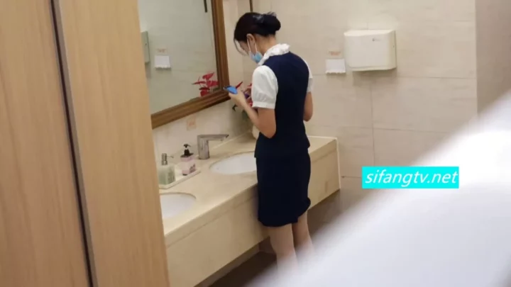 民航学院の現役女子大生！トイレで魅せる純白の下着 のスクリーンショット 3