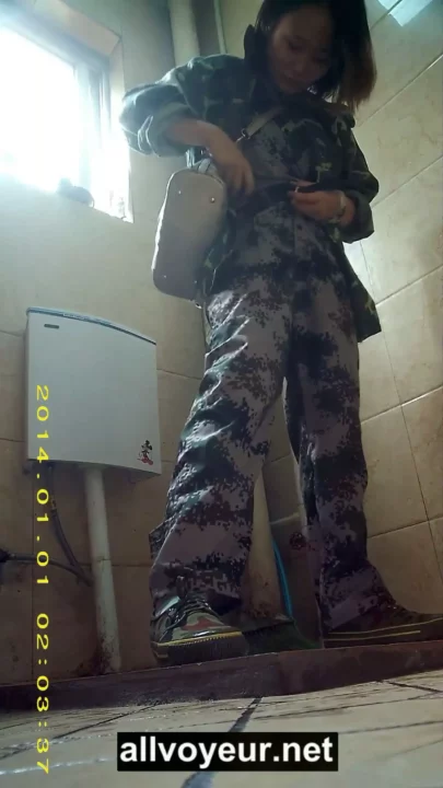 女子大の公衆トイレで盗撮！華麗なる中国美女の秘密 のスクリーンショット 3