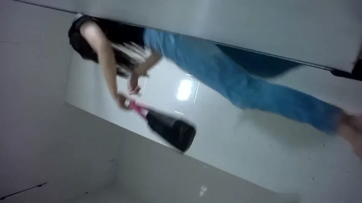 中国の隠し撮り！トイレの個室で覗き見される女性たち のスクリーンショット 11