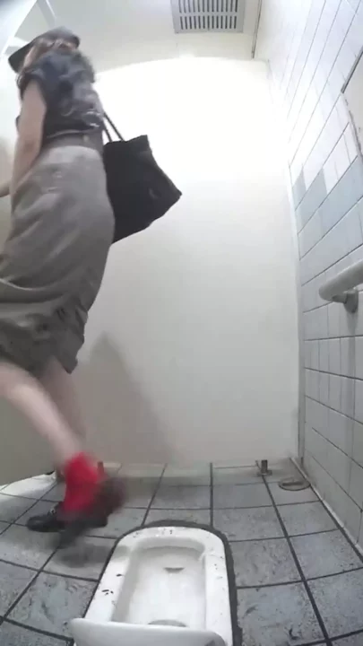 地下鉄御堂筋の女子トイレで…彼女のお漏らしハプニング のスクリーンショット 11