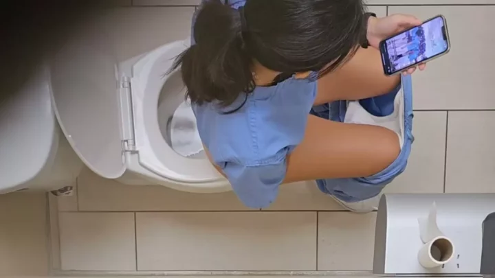 米国公衆トイレで白衣の天使が魅せる衝撃の隠し撮り のスクリーンショット 3