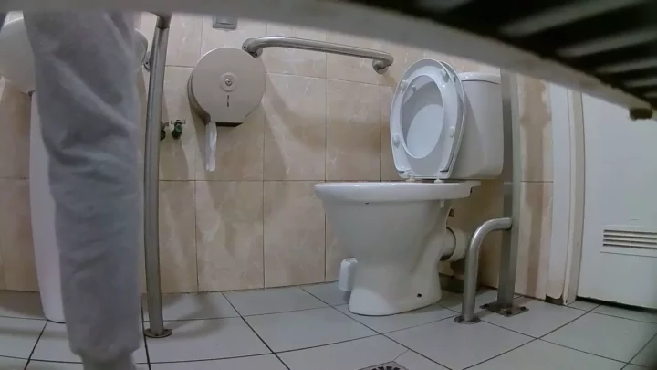 米国公衆トイレで白衣の天使が魅せる衝撃の隠し撮り のスクリーンショット 11