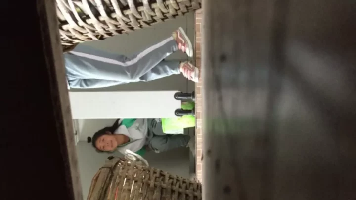 中国のトイレで盗撮！美女たちのハプニングを覗き見