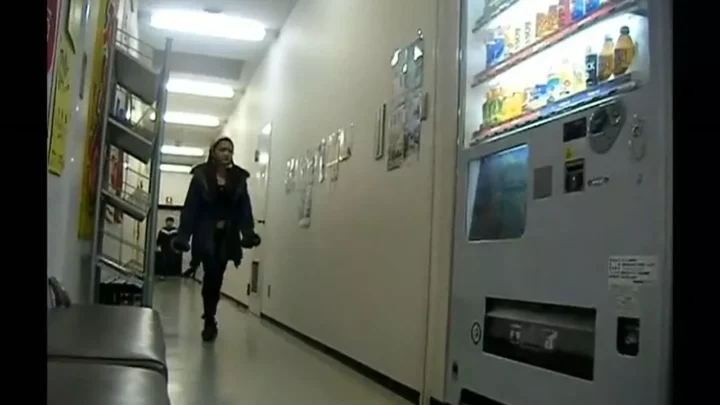 薄毛美人姉さんの和式トイレ盗撮〜隠し撮り排便 のスクリーンショット 11