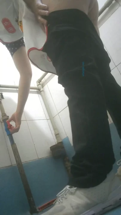 監視トイレ隠し撮り！ベトナム航空学校の美少女たち のスクリーンショット 3
