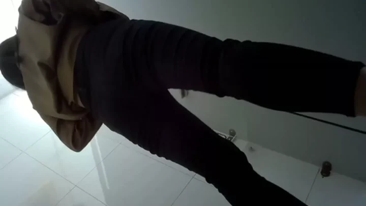 【盗撮】清楚な彼女が満面の笑顔でピース練習！