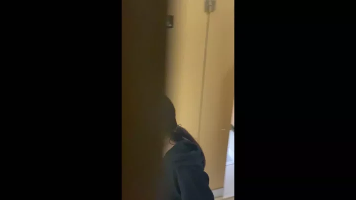 【盗撮】中国の公共トイレで隠しカメラが捉えた衝撃の瞬間 のスクリーンショット 8