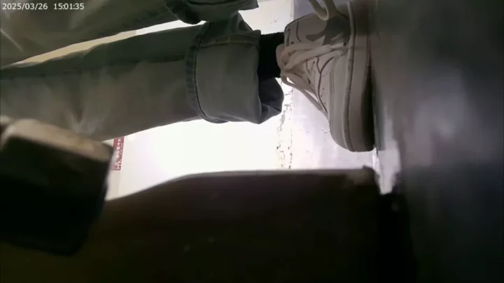 中国の公衆トイレで盗撮！衝撃の密着覗き見映像 のスクリーンショット 8