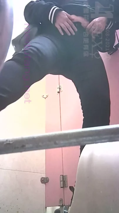 デパートのトイレでまさかの放尿！隠し撮りされた素人女子の決定的瞬間 のスクリーンショット 12
