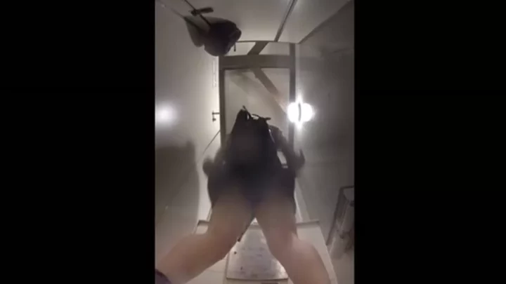 ドトール美人OLのトイレ盗撮！欲望の隠し撮り のスクリーンショット 12