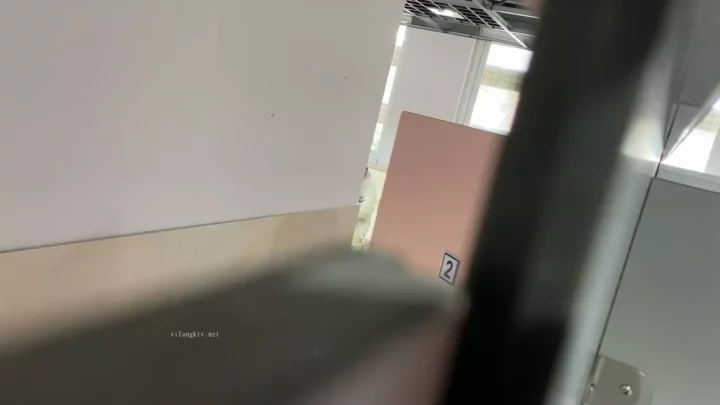大胆不敵！中国の女子トイレ盗撮、ハプニング映像 のスクリーンショット 12