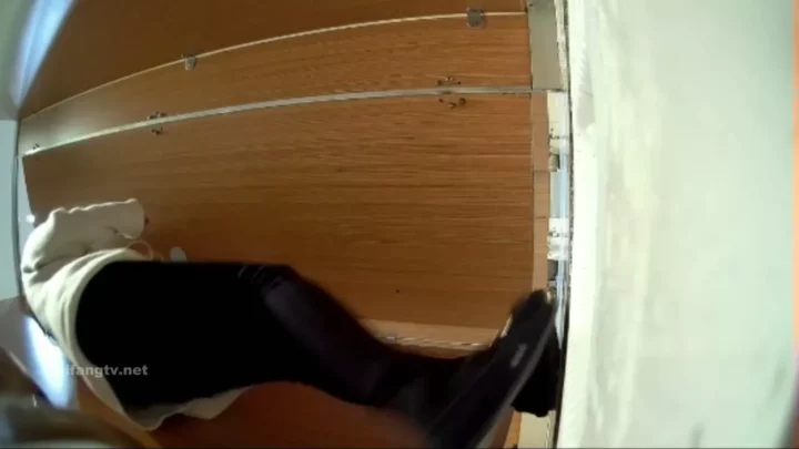 【衝撃】中国トイレ盗撮！まさかの瞬間を捉えた決定的映像 のスクリーンショット 8