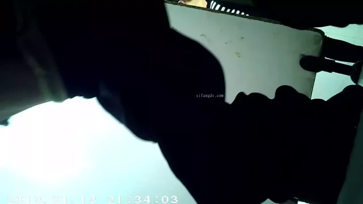 中国の公衆トイレで盗撮！ハプニング続出の衝撃映像 のスクリーンショット 12