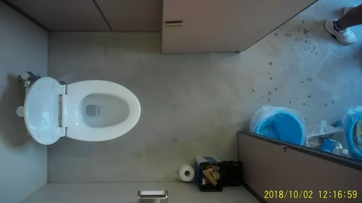 盗撮！トイレの密室で繰り広げられる秘密の行為 のスクリーンショット 4