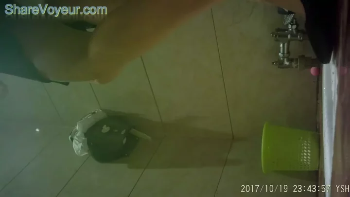 トイレに仕掛けられた隠しカメラ！無防備な美人OLのプライベートを盗撮 のスクリーンショット 8