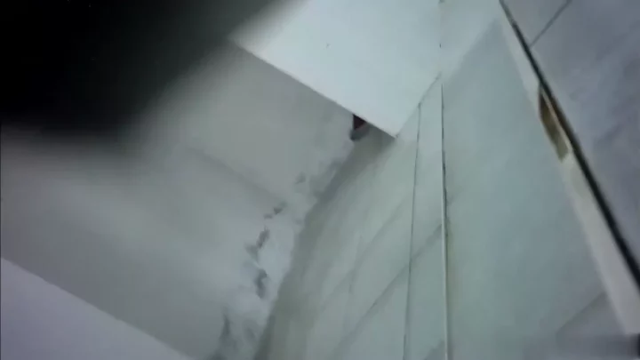 中国の隠し撮り！トイレの個室で覗き見される女性たち のスクリーンショット 12
