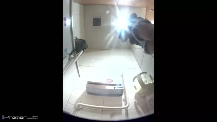 隠し撮り！トイレで魅せる清楚系美女の秘蜜 のスクリーンショット 12