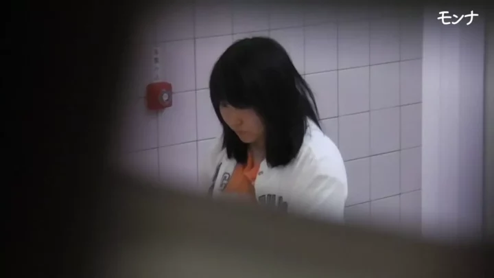 【隠し撮り】若さ溢れる美少女の無防備な半しゃがみ！ のスクリーンショット 4
