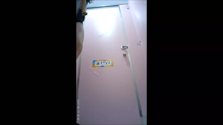 可愛い子たちのプライベートを激撮！密着トイレ盗撮 のスクリーンショット 12