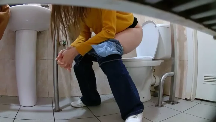 米国公衆トイレで白衣の天使が魅せる衝撃の隠し撮り のスクリーンショット 12