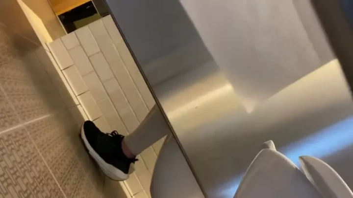米国公衆トイレで白衣の天使が魅せる衝撃の隠し撮り のスクリーンショット 16