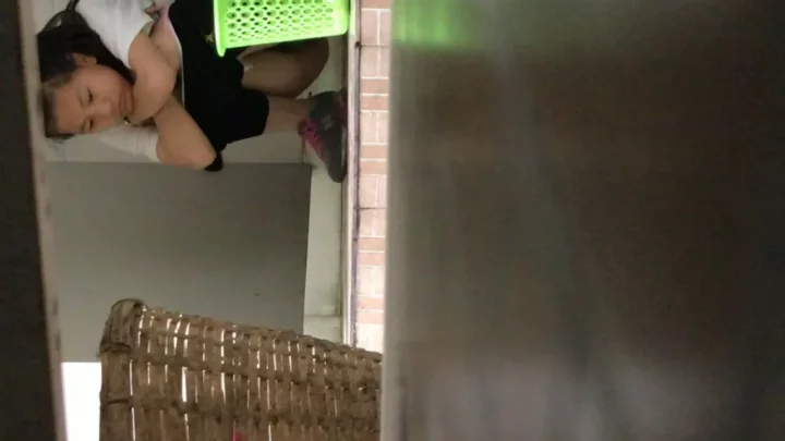中国のトイレで盗撮！美女たちのハプニングを覗き見 のスクリーンショット 8
