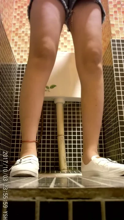 隠し撮り！バーのトイレで密室の秘め事を覗き見 のスクリーンショット 4