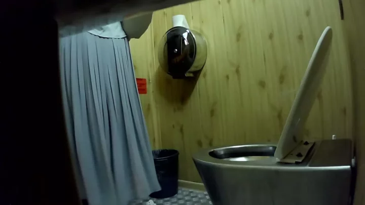 大胆不敵！公衆トイレで魅せる裸のお尻 のスクリーンショット 8