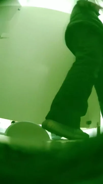 盗撮！女子トイレで隠しカメラが見た衝撃の光景 のスクリーンショット 8