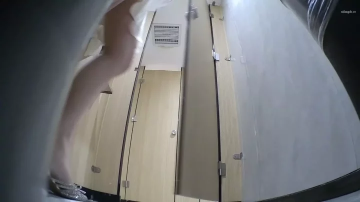 セレブの秘密！高級ナイトクラブの個室トイレで大胆露出 のスクリーンショット 8