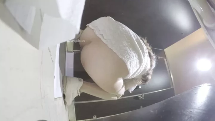 中国の公衆トイレで盗撮！衝撃の密着アクシデント のスクリーンショット 9