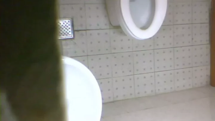 コンビニトイレ盗撮！まさかの連続ハプニング10連発 のスクリーンショット 5