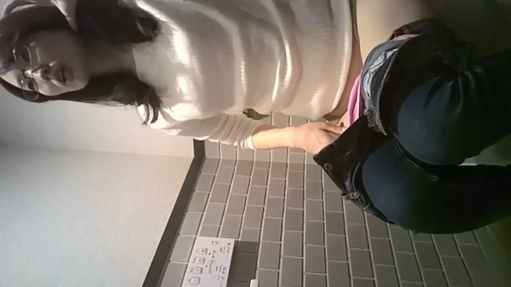 【盗撮】密室のトイレで繰り広げられる秘め事…