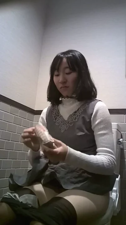 隠しカメラで捉えた！女子トイレのひそかな瞬間 のスクリーンショット 1