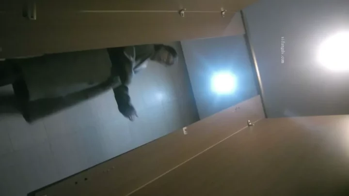 中国の公衆トイレで盗撮！衝撃の隠し撮り のスクリーンショット 9