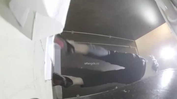 中国の公衆トイレで盗撮！衝撃の密室覗き見 のスクリーンショット 5