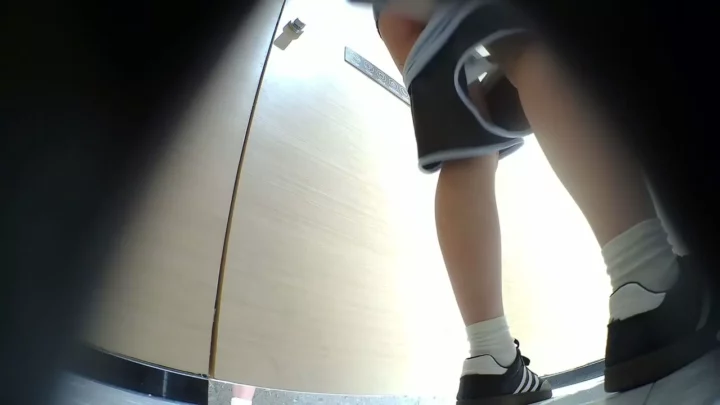中国の隠し撮り！トイレで繰り広げられる秘密の覗き見 のスクリーンショット 5