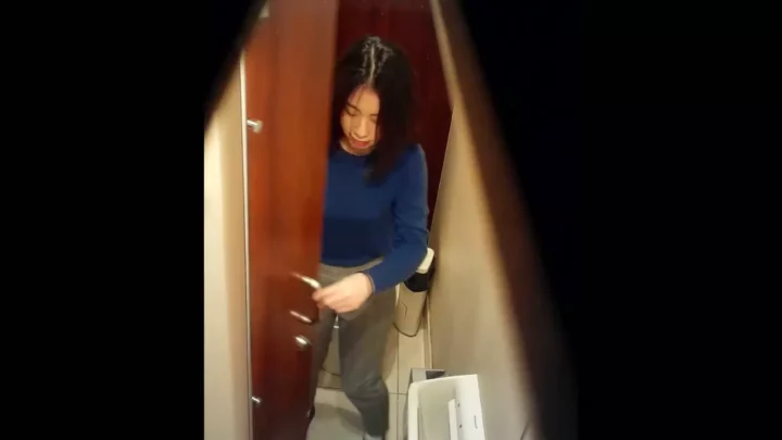 女子高生の秘密を覗き見！隠し撮りトイレ盗撮 のスクリーンショット 1